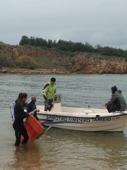 Χανιά: Καθαρισμός του βυθού στο λιμανάκι των Αγ. Αποστόλων
