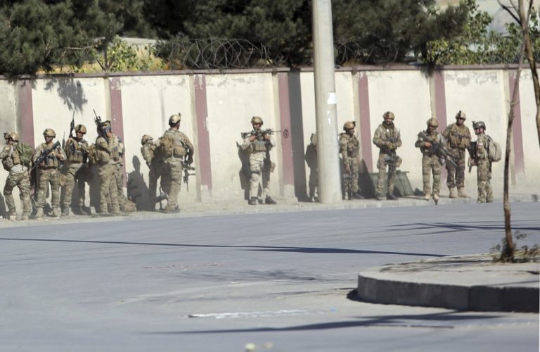 Επίθεση σε στρατιωτικό κέντρο εκπαίδευσης στην Καμπούλ