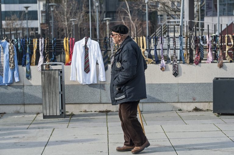 Κόσοβο:Κρέμασαν 300 γραβάτες στον πρωθυπουργό γιατί διπλασίασε το μισθό του