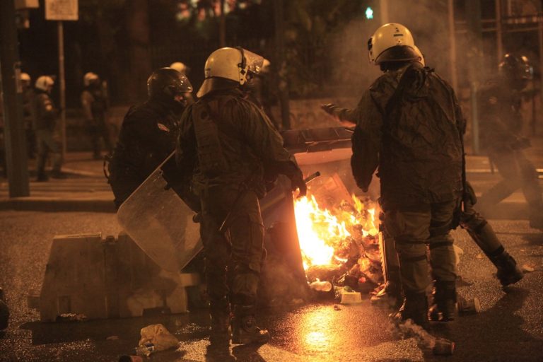 Επιθέσεις με μολότοφ στα Εξάρχεια