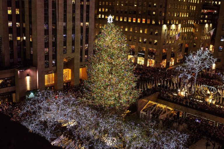 Έλαμψε στη Νέα Υόρκη το δέντρο των Χριστουγέννων (photos)