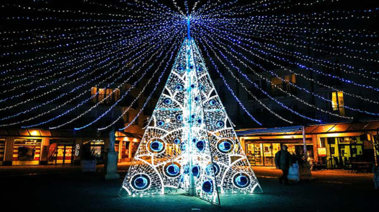 Ανάβει σήμερα το Χριστουγεννιάτικο δέντρο στη Σίνδο