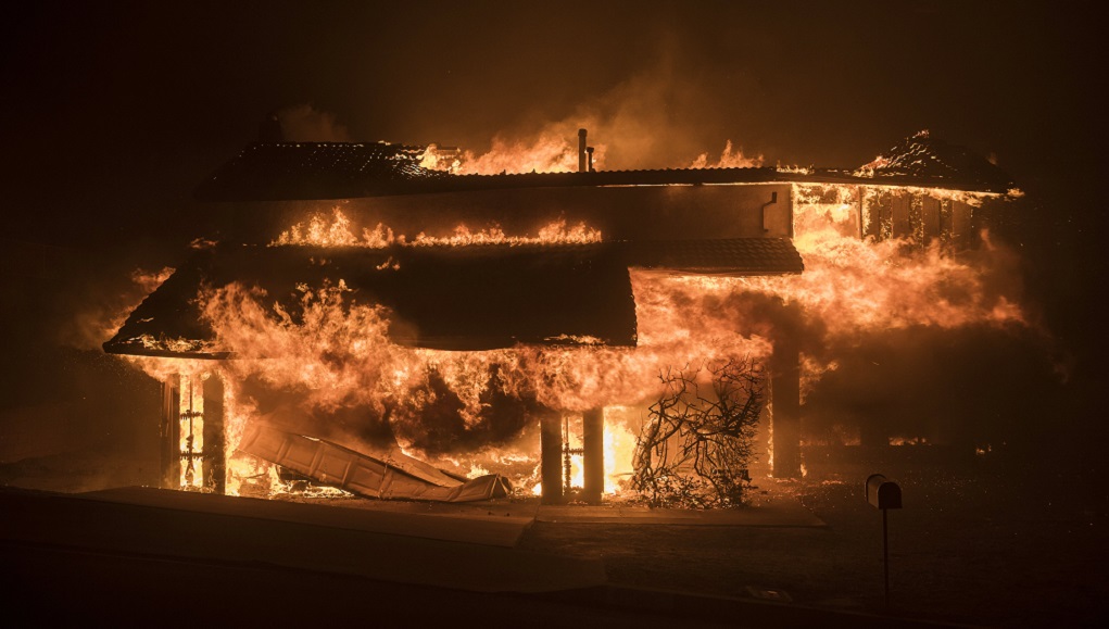 Καταστροφικές πυρκαγιές στις ΗΠΑ – Τουλάχιστον ένας νεκρός