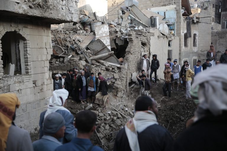 Αεροπορικές επιδρομές στην Σανάα μαίνεται ο εμφύλιος στην Υεμένη