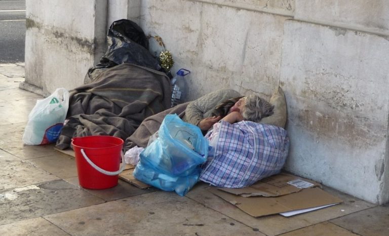 Λάρισα: Εργασία και στέγαση σε άστεγους από το Δήμο