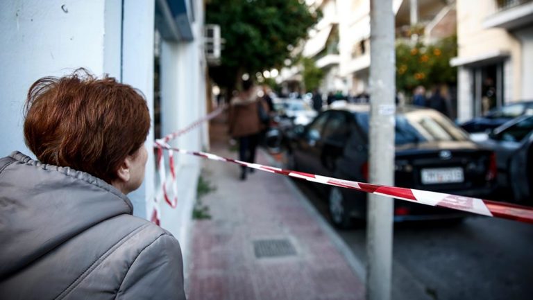 Τραγωδία στους Αγίους Αναργύρους: Αστυνομικός σκότωσε την οικογένειά του και αυτοκτόνησε (video)