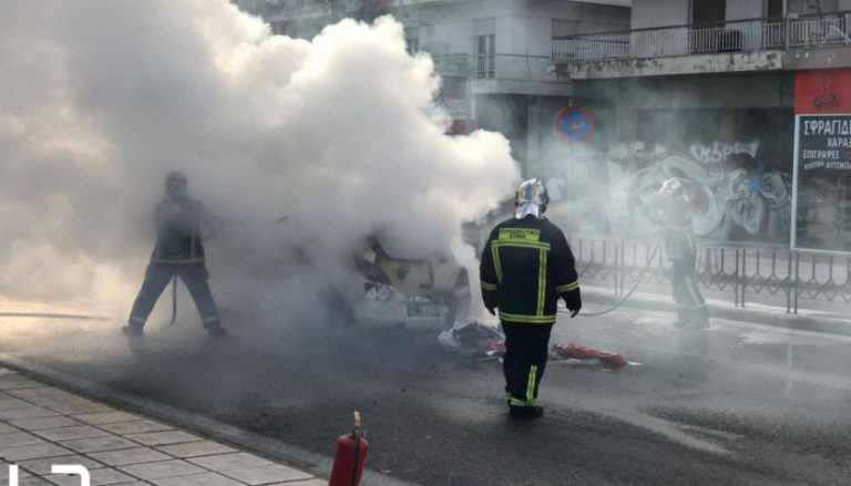 Στις φλόγες τυλίχτηκε αυτοκίνητο εν κινήσει στην οδό Λαγκαδά