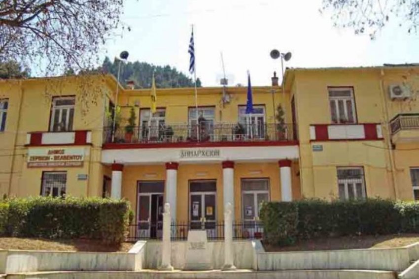 Άγνωστοι παραβίασαν το Δημαρχείο Σερβίων Βελβεντού