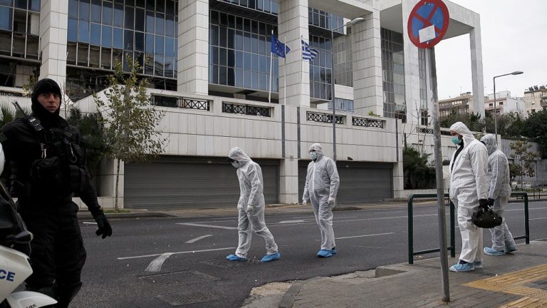 Βομβιστική επίθεση στο Εφετείο Αθηνών – Κοντονής στην ΕΡΤ: Πυροβόλησαν εναντίον του φρουρού (video)