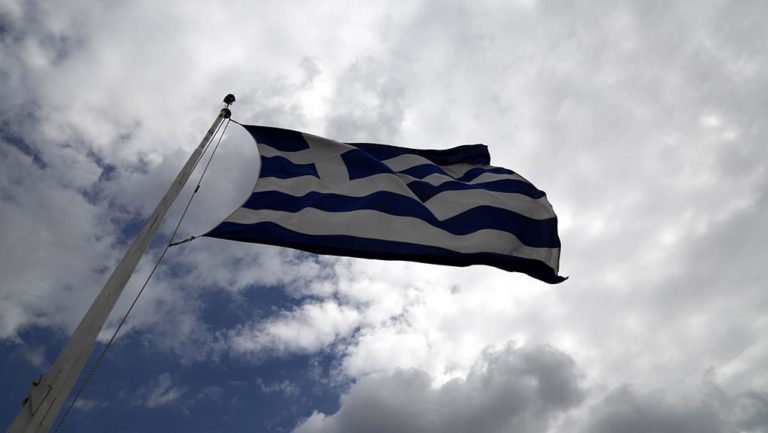 Δεν ήταν Αλβανοί οι πολίτες που κατέβασαν ελληνική σημαία στην Κρήτη (video)