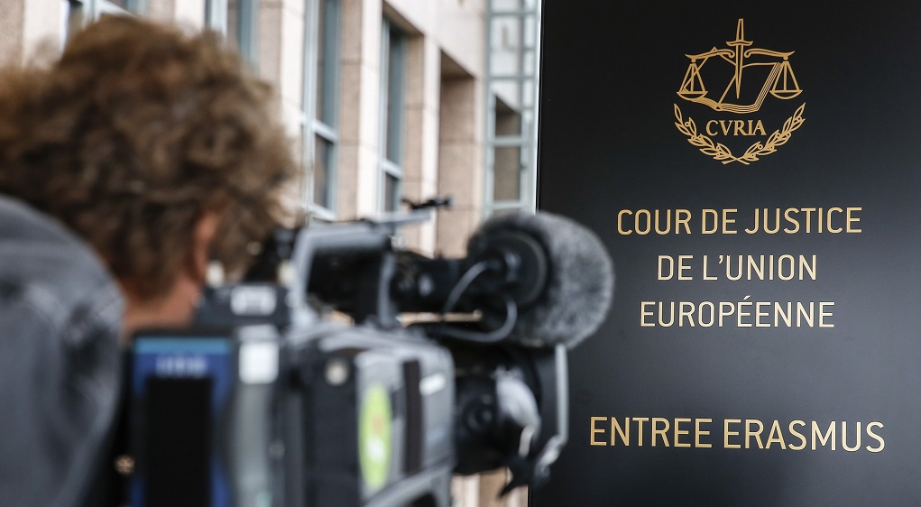 Το Ευρωπαϊκό Δικαστήριο έκρινε ότι η ΕΕ μπορεί να μπλοκάρει τα κεφάλαιά της σε Ουγγαρία και Πολωνία