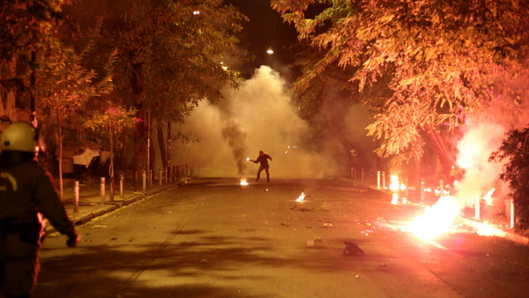 Ένταση στα Εξάρχεια και γύρω από το Πολυτεχνείο μετά το δεύτερο συλλαλητήριο (video)