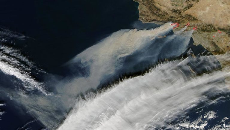 Ανεξέλεγκτα τα πύρινα μέτωπα στην Καλιφόρνια – Ορατά και από το διάστημα