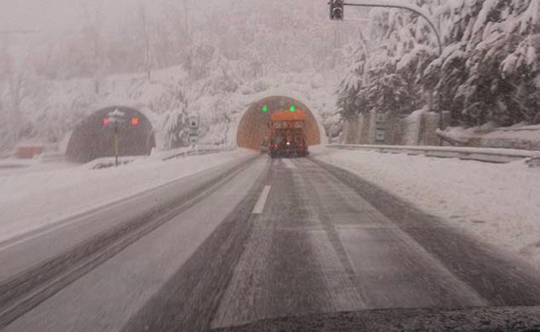Σοβαρά προβλήματα στο οδικό δίκτυο λόγω της έντονης χιονόπτωσης (video)