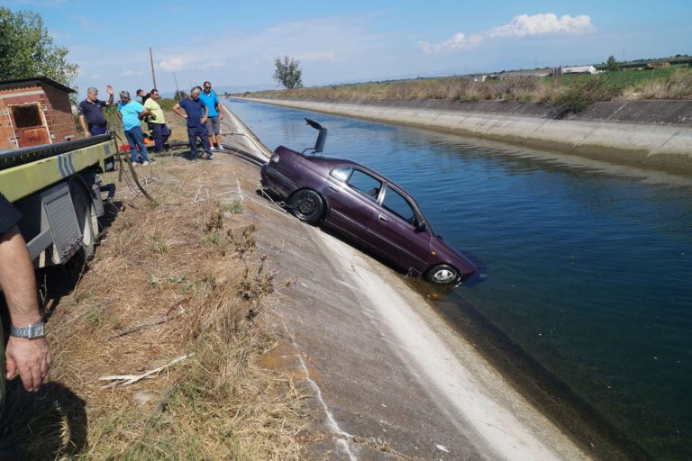 Αυτοκίνητο έπεσε σε αρδευτικό κανάλι