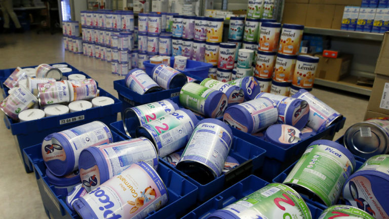 Η Lactalis αποσύρει 720 παρτίδες βρεφικού γάλακτος και άλλων προϊόντων (video)