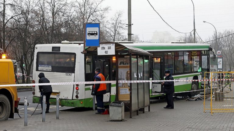 Λεωφορείο έπεσε πάνω σε στάση στη Μόσχα – Τρεις τραυματίες