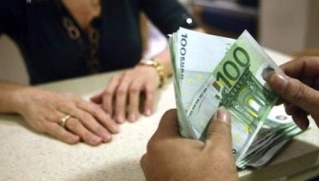 Δώρο Χριστουγέννων: Πότε θα το δουν λογαριασμούς τους μισθωτοί και άνεργοι – Πώς υπολογίζεται