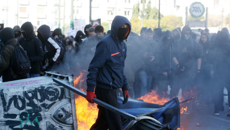 Επεισόδια στην πορεία για τα 9 χρόνια της δολοφονίας του Αλ. Γρηγορόπουλου (video)