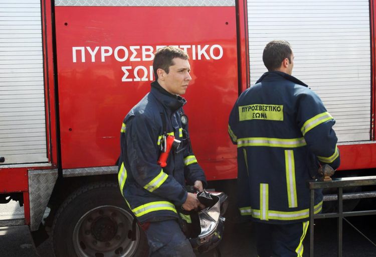 Λάρισα: Άνδρας απειλεί να πέσει από πολυκατοικία στο κέντρο της πόλης