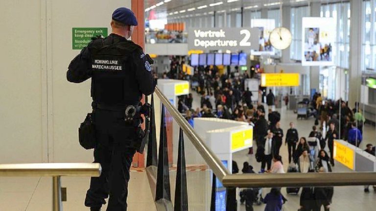 Άμστερνταμ: Ολλανδός ο άνδρας που απειλούσε με μαχαίρι στο αεροδρόμιο Σχίπχολ (video)