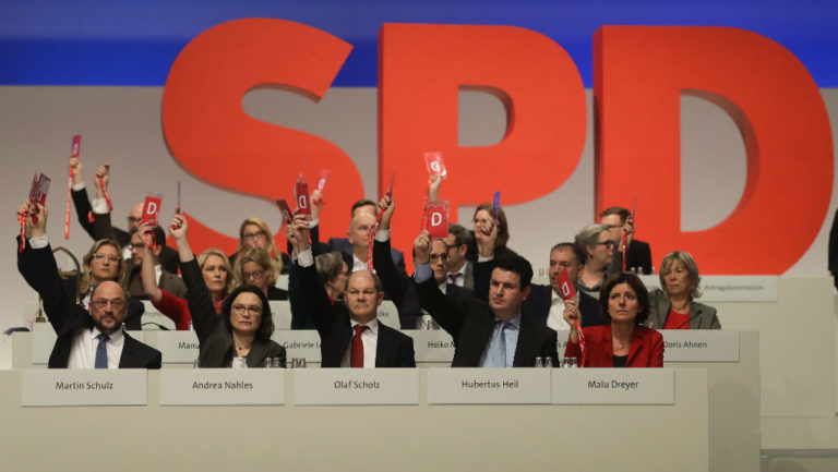 «Ναι» του SPD για συνομιλίες με την Μέρκελ-Επανεκλογή Σουλτς στο Συνέδριο