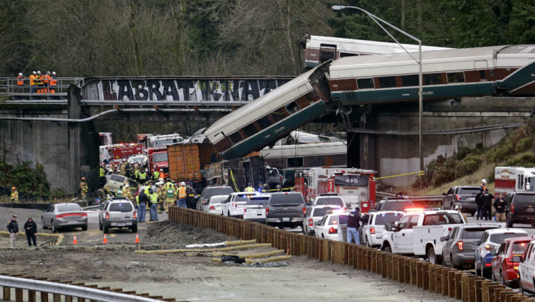 Τρεις νεκροί και 100 τραυματίες από τον εκτροχιασμό τρένου στην Ουάσινγκτον