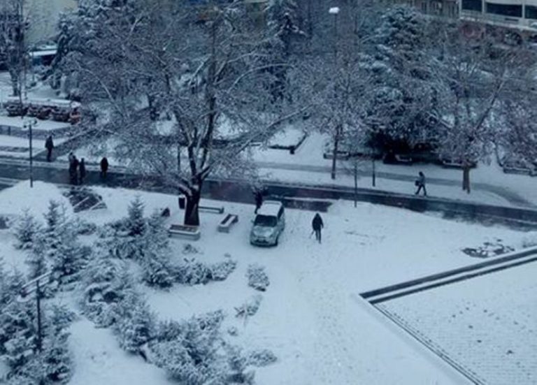Χιονίζει στα ορεινά και πεδινά της Θεσσαλίας