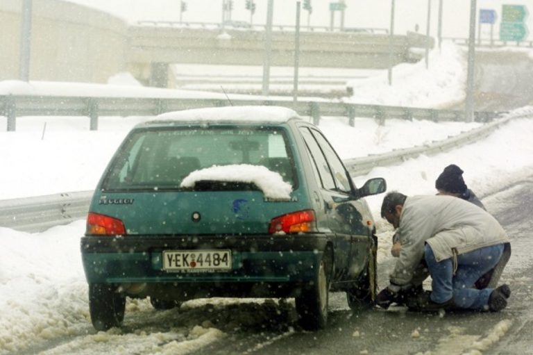 Σε ύφεση η κακοκαιρία- Πού χρειάζονται αντιολισθητικές αλυσίδες (video)