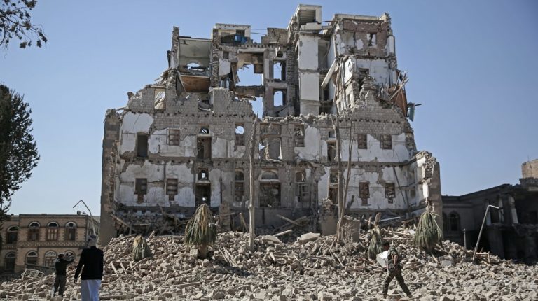 Δεκάδες νεκροί σε μάχες και αεροπορικές επιδρομές στην Υεμένη