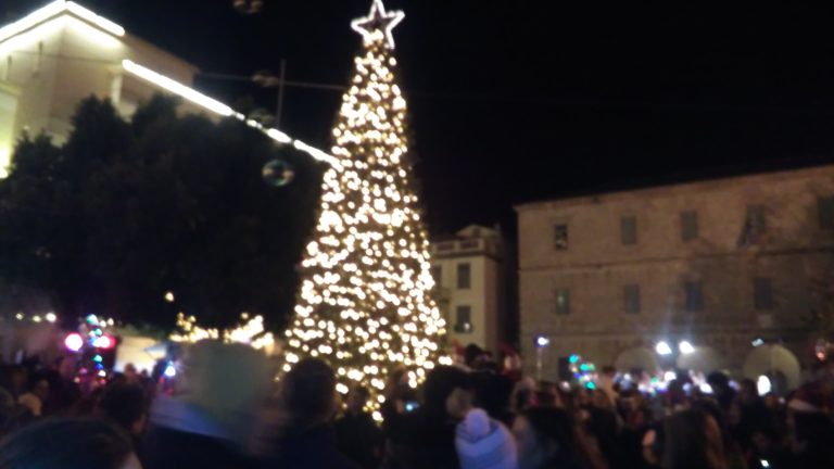 Ναύπλιο: Φωταγώγησαν το δένδρο των Χριστουγέννων