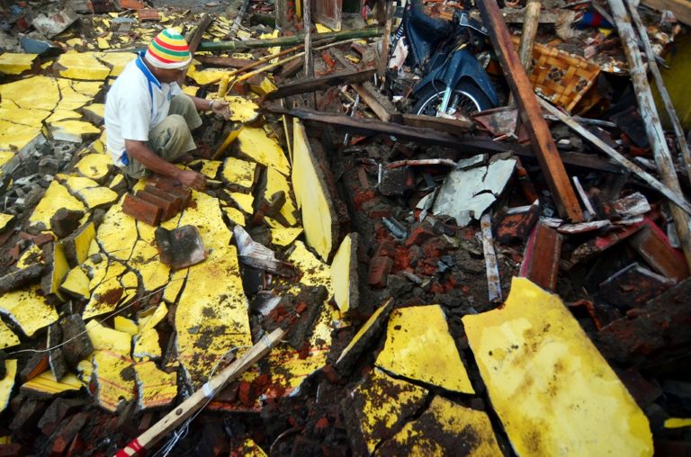 Ινδονησία: Δύο νεκροί και επτά τραυματίες από τον σεισμό των 6,5 Ρίχτερ