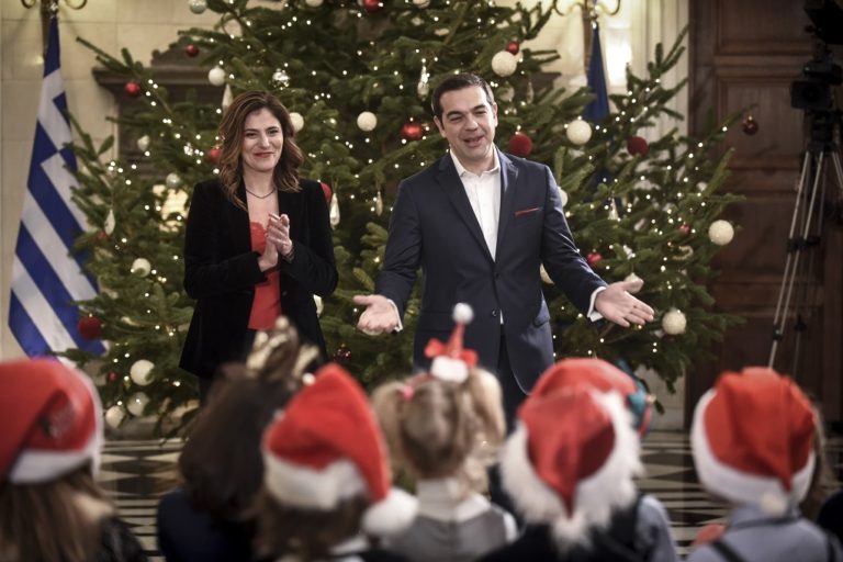 Τα πρωτοχρονιάτικα κάλαντα  άκουσε ο πρωθυπουργός (video)