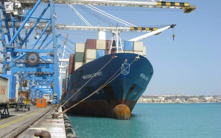 Χανιά: Απομακρύνθηκε το πλοίο με τα εκρηκτικά