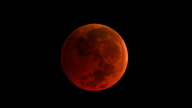 Ολική έκλειψη Σελήνης το Σαββατοκύριακο – Tο πρώτο “ματωμένο φεγγάρι” του 2022