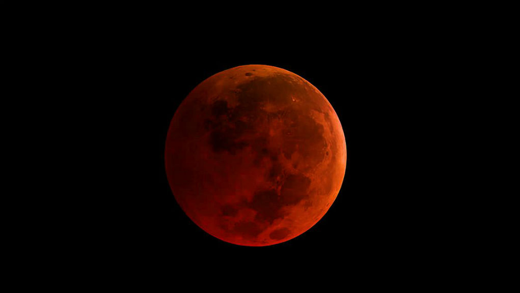 Ολική έκλειψη Σελήνης το Σαββατοκύριακο – Tο πρώτο “ματωμένο φεγγάρι” του 2022