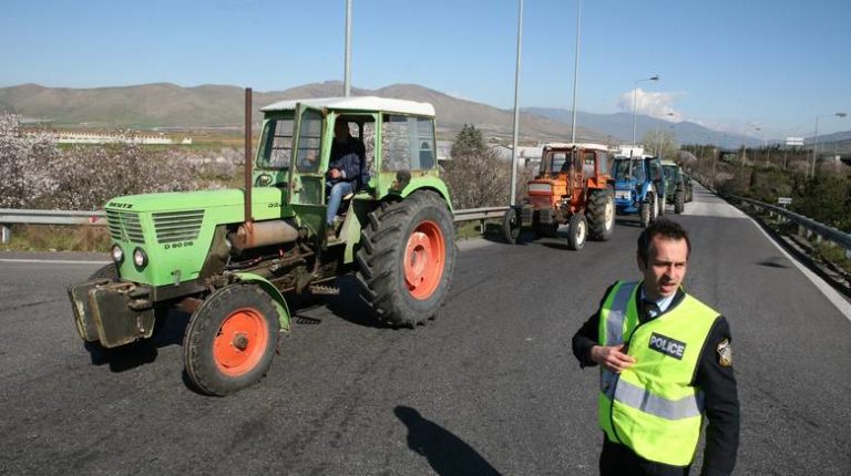 Σε κομβικά σημεία της Κεντρικής Μακεδονίας στήνουν τα τρακτέρ οι αγρότες