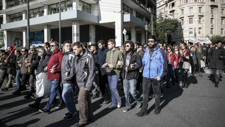 Χωρίς μετρό και τραμ-Πρόσκαιρη ένταση στο Σύνταγμα-Δεμένα τα πλοία ως τα μεσάνυχτα (video)