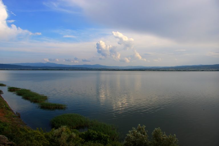 Συνεχίζονται οι έρευνες στη Μικρή Βόλβη για τον εντοπισμό των δύο αγνοούμενων ψαράδων