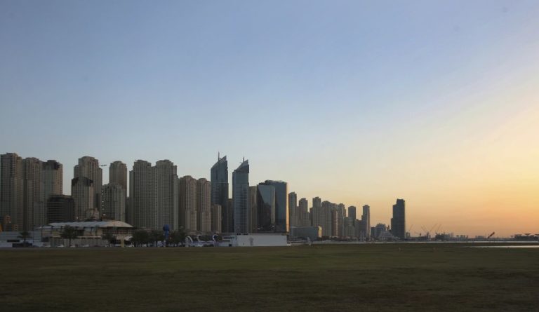 Η πόλη του Ντουμπάι πλαισιώνεται από μια «γιγάντια κορνίζα»
