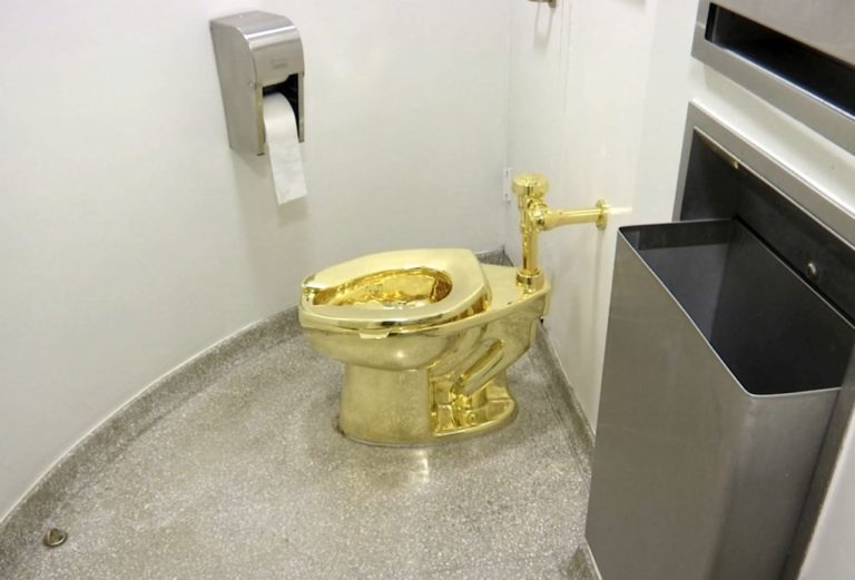Χρυσή λεκάνη τουαλέτας η πρόταση στον Τραμπ