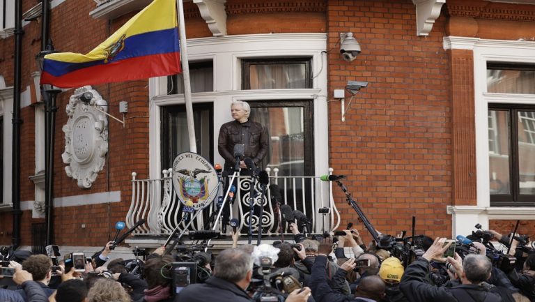 Λονδίνο: Χαιρετίζει ο Ασάνζ την “έξωση” από την πρεσβεία του Ισημερινού
