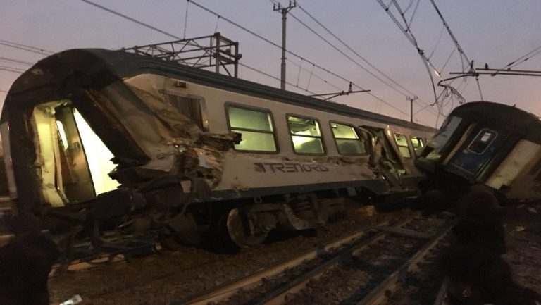 Ιταλία: Νεκρούς άφησε εκτροχιασμός αμαξοστοιχίας κοντά στο Μιλάνο (video)