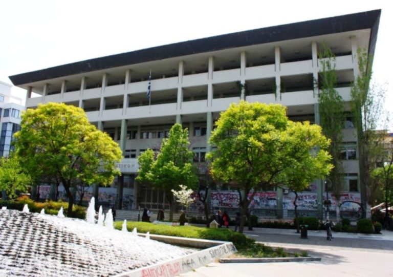 Λάρισα: Παραδόθηκε ο 50χρονος που αναζητείτο για την υπόθεση κακοποίησης των δύο παιδιών (βίντεο)
