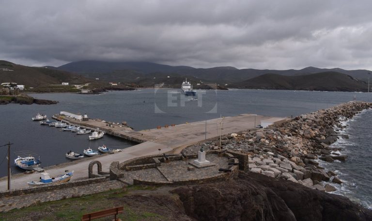 Στα αβαθή του λιμανιού των Ψαρών προσάραξε το «ΕΚΟ 2» (photos)