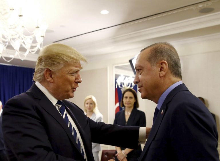 Τουρκική πηγή: «Ανακριβής» ο Λ. Οίκος για τη συνομιλία Τραμπ- Ερντογάν