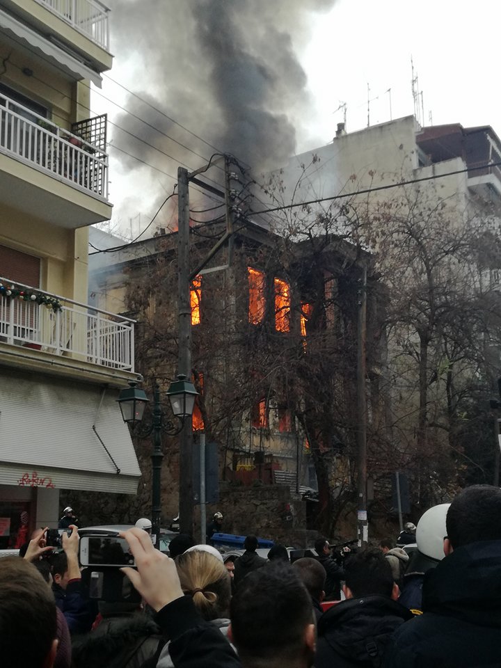 Πορεία αντιεξουσιαστών μπροστά από το νεοκλασικό που κάηκε ολοσχερώς