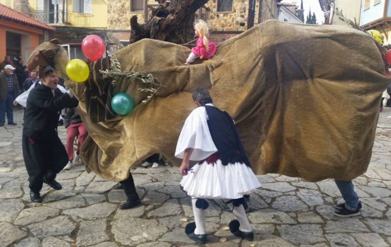 Τα έθιμα της «Καμήλας» και του «Γάμου της Μανιώς» στη Γαλάτιστα  και των «Φωταρών» στο Παλαιόκαστρο