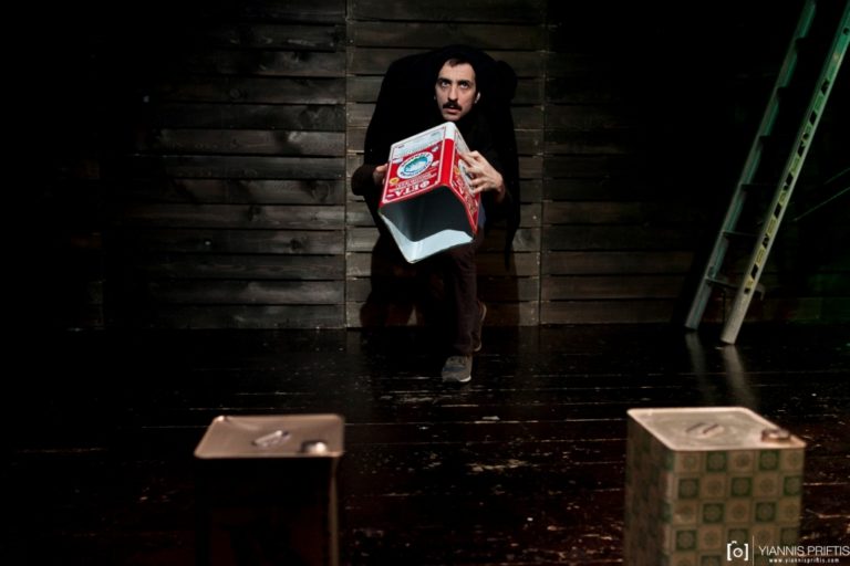 «Ανάμισης ντενεκές» στο Θέατρο Φούρνος