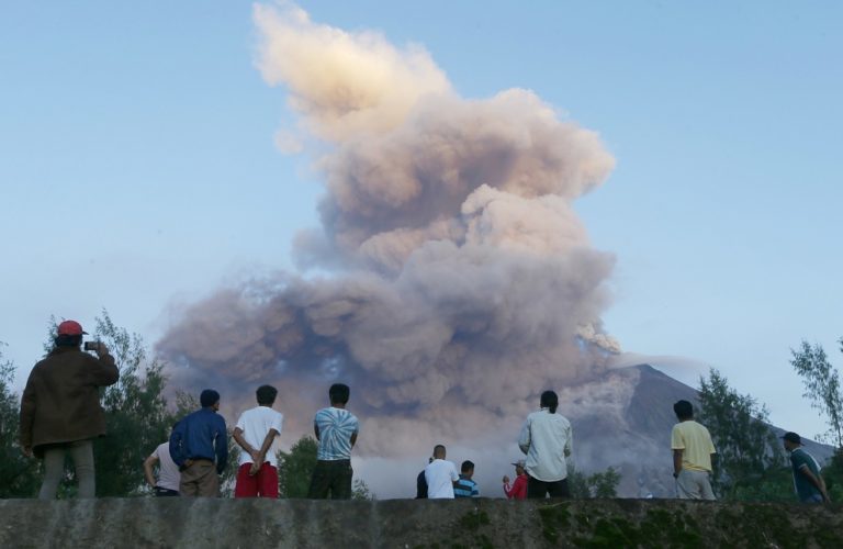 Έκρηξη ηφαιστείου διώχνει χιλιάδες Φιλιππινέζους από τα σπίτια τους